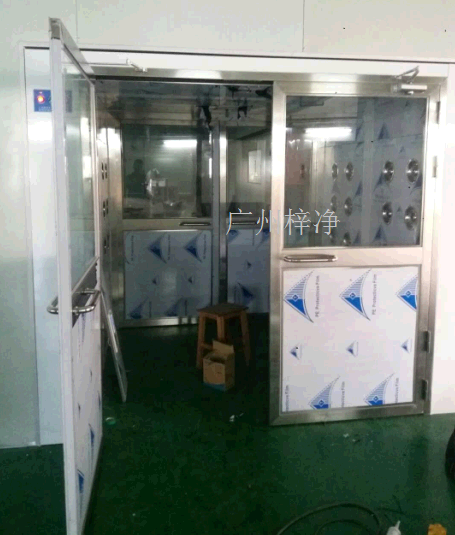 手動(dòng)雙門(mén)貨淋室是貨物進(jìn)入潔凈室所必需的通道 手動(dòng)雙門(mén)貨淋室是貨物進(jìn)入潔凈室所必需的通道